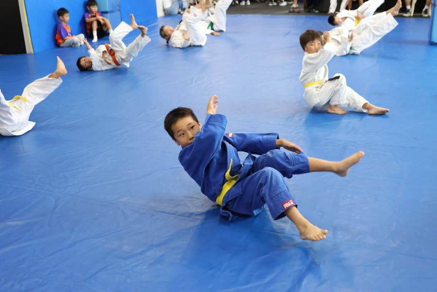 Kids practising breakfalls on the mat